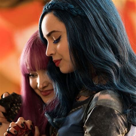 who is evie dating in descendants 2